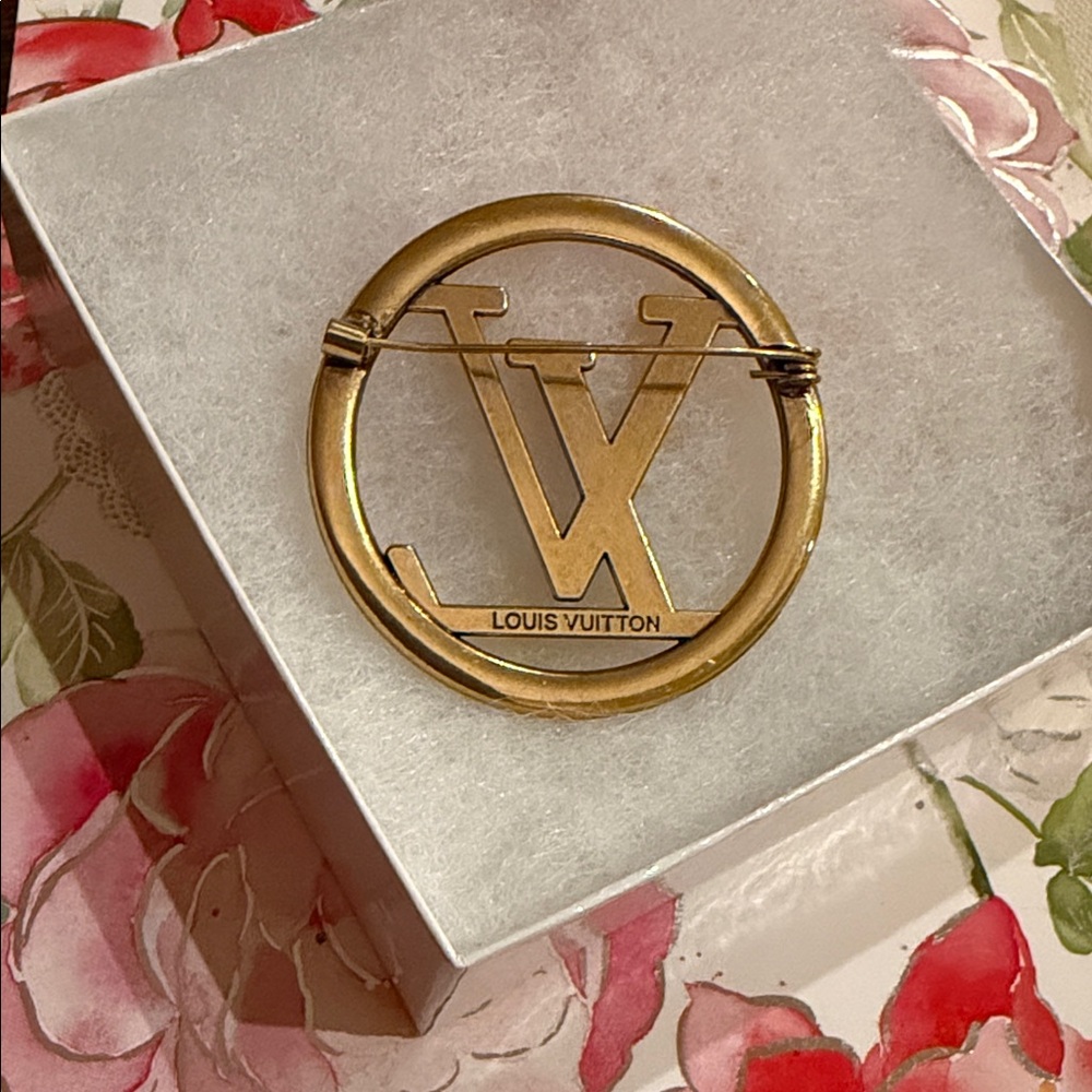 Fashion Jewelry Gold Circle Logo Brooch - Picture 5 of 6